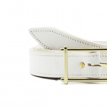 gros plan ceinture blanc cuir mademoiselle