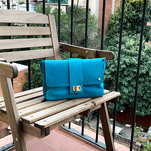 vue posee sac bandouliere cuir daim bleu clair jules & jenn
