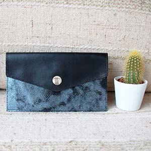 vue posée pochette enveloppe cuir upcyclé bleu & gris JULES & JENN