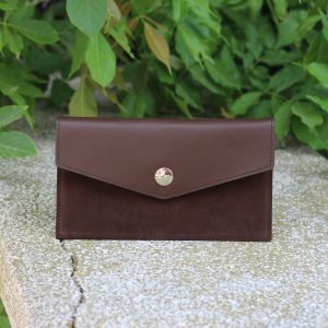 vue posée pochette enveloppe cuir upcyclé marron jules & jenn
