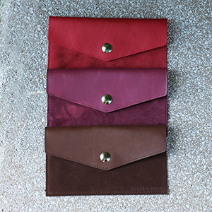 vue multiproduits pochette enveloppe cuir upcyclé marron jules & jenn