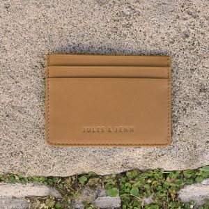vue posée Porte-carte cuir upcyclé camel jules & jenn