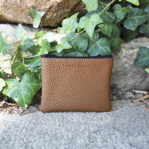 vue posée pochette cuir upcyclé grainé camel jules & jenn