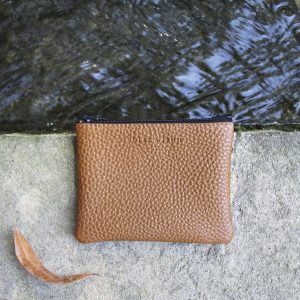 vue posée pochette cuir upcyclé grainé camel jules & jenn
