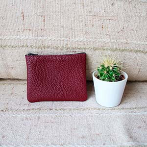 vue posée pochette cuir grainé upcyclé bordeaux petit modèle jules & jenn