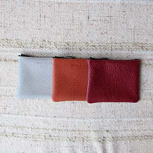 vue multiproduits pochette cuir grainé upcyclé bordeaux petit modèle jules & jenn