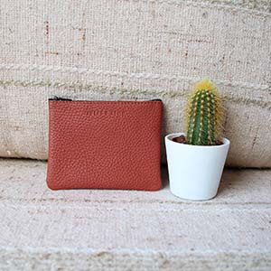 vue posée pochette cuir grainé upcyclé brique petit modèle jules & jenn