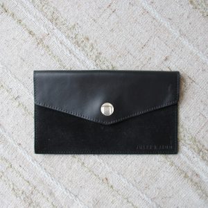 vue extérieur pochette enveloppe cuir upcyclé noir jules & jenn