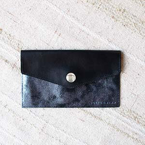 vue posée pochette enveloppe cuir upcyclé noir & gris JULES & JENN