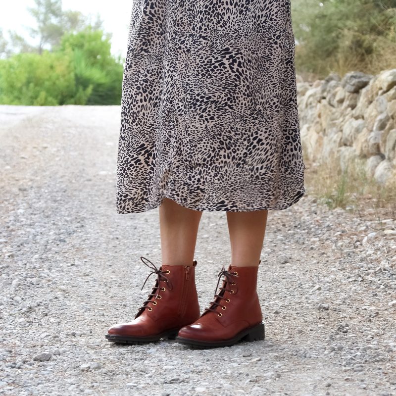 vue portee bottines plates a lacet cuir cognac jules & jenn