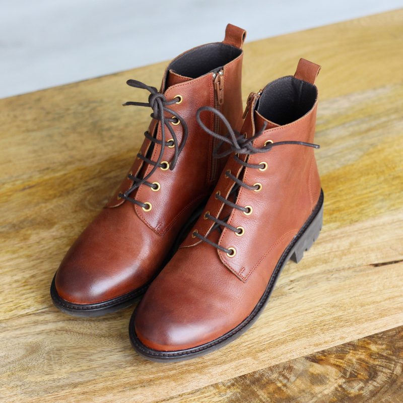 vue posee bottines plates a lacet cuir cognac jules & jenn