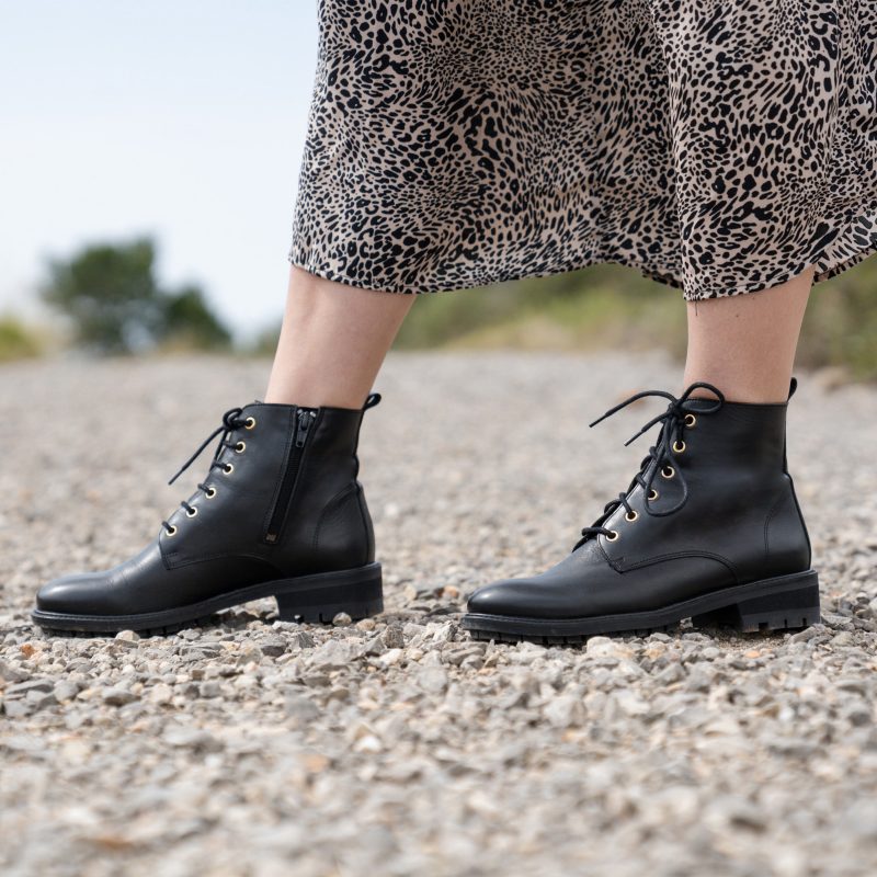 vue portee bottines plates a lacet cuir noir jules & jenn