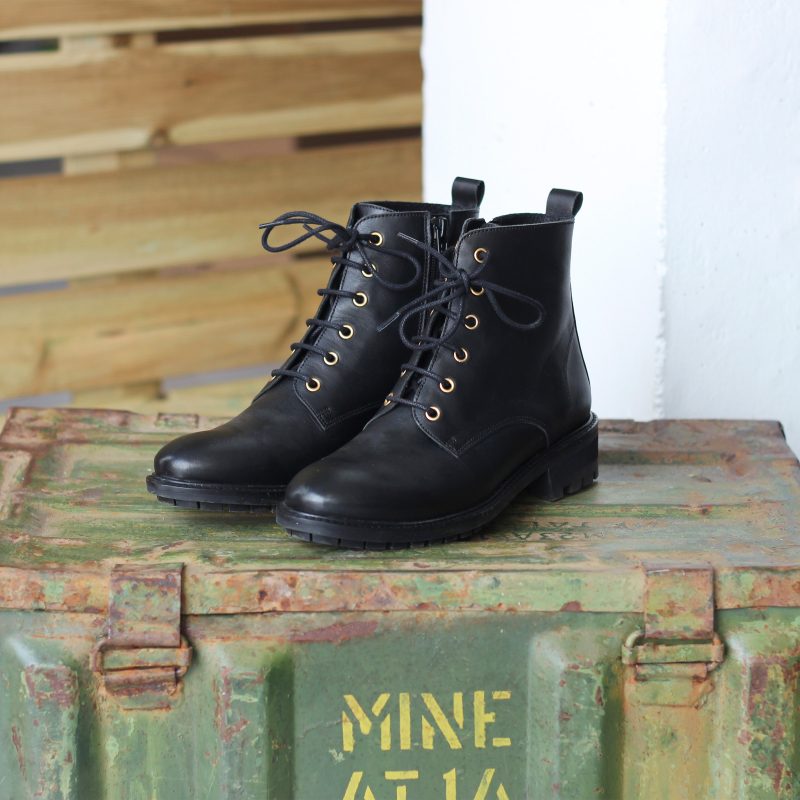 vue posee bottines plates a lacet cuir noir jules & jenn