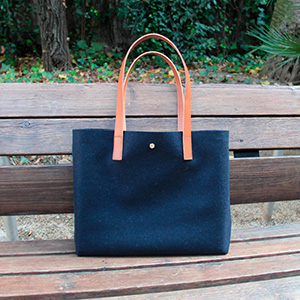 vue posée sac cabas drap de laine bleu JULES & JENN