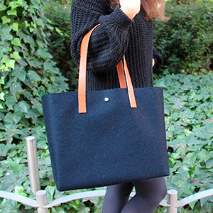 vue portée sac cabas drap de laine bleu JULES & JENN