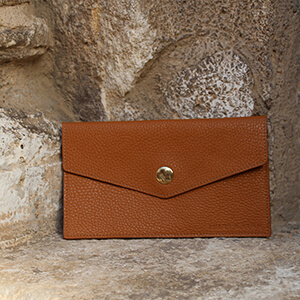 vue extérieur pochette enveloppe cuir grainé upcyclé camel jules & jenn
