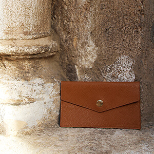 vue posée pochette enveloppe cuir grainé upcyclé camel jules & jenn