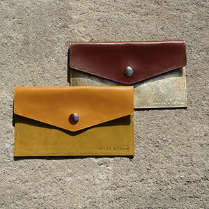 vue multiproduit pochette enveloppe cuir upcyclé moutarde jules & jenn