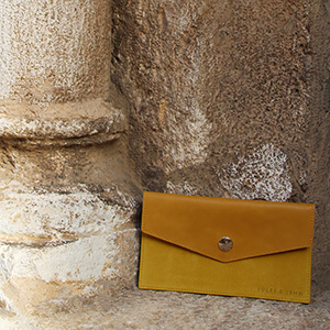 vue posée pochette enveloppe cuir upcyclé moutarde jules & jenn