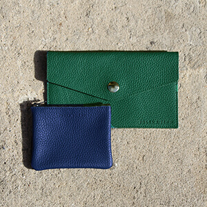 vue multiproduits pochette cuir grainé upcyclé bleu royal et vert jules & jenn