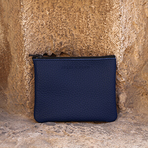 vue posée pochette cuir grainé upcyclé bleu royal jules & jenn