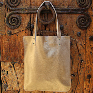 vue posee sac cabas plat cuir graine dore jules & jenn