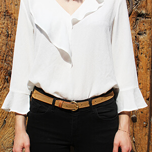 vue posee ceinture boucle or cuir daim camel jules & jenn