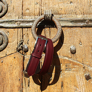 vue posee ceinture classique cuir bordeaux jules & jenn