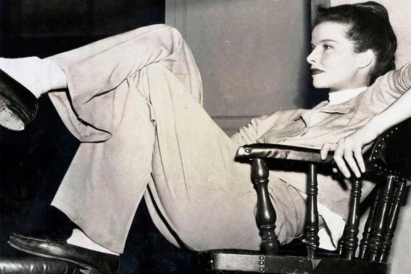 katy-hepburn-en-mocassins-en-cuir