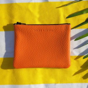 vue posee pochette cuir graine upcycle orange petit modele jules & jenn