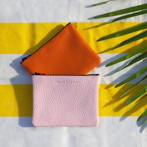 vue posee pochette cuir graine upcycle orange petit modele jules & jenn