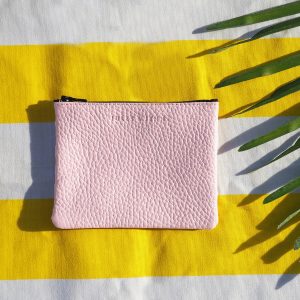 vue posee pochette cuir graine upcycle rose petit modele jules & jenn