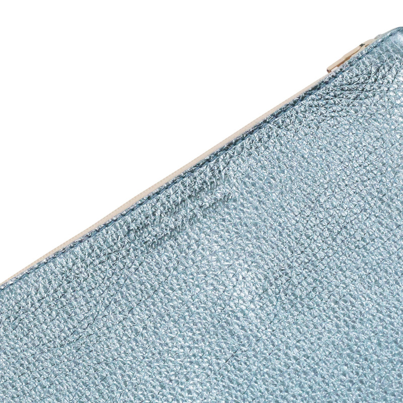 vue serree pochette cuir graine metallise bleu jules & jenn