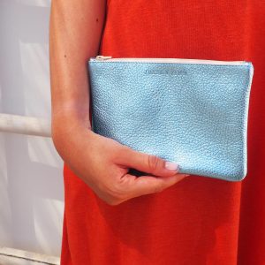 vue portee pochette cuir graine metallise bleu jules & jenn