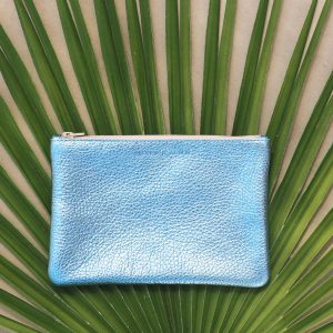 vue posee pochette cuir graine metallise bleu jules & jenn