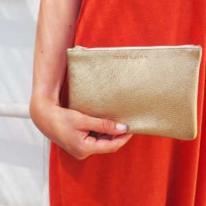 vue portee pochette cuir graine metallise dore jules & jenn