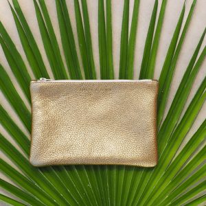 vue posee pochette cuir graine metallise dore jules & jenn