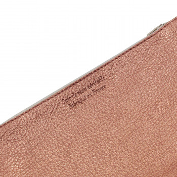 vue serree pochette cuir graine metallise rose jules & jenn
