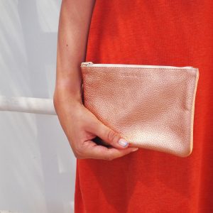 vue portee pochette cuir graine metallise rose jules & jenn