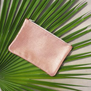 vue posee pochette cuir graine metallise rose jules & jenn