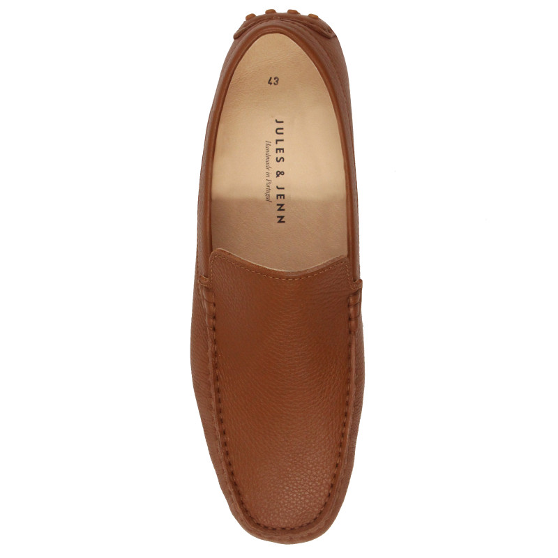 vue dessus mocassins homme cuir graine cognac