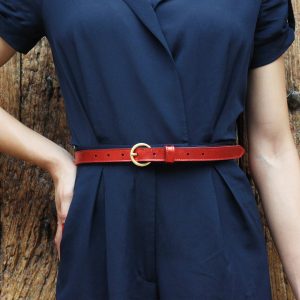 vue portee ceinture boucle or cuir metallise rouge