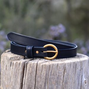 vue posee ceinture boucle d'or femme cuir bleu jules & jenn