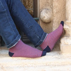vue posee chaussettes rayées coton bleu rouge jules & jenn