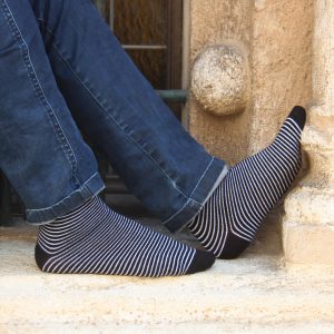 vue posee chaussettes rayées coton noir banc jules & jenn
