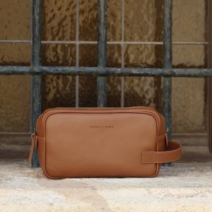 vue posee trousse de toilette cuir gravé cognac