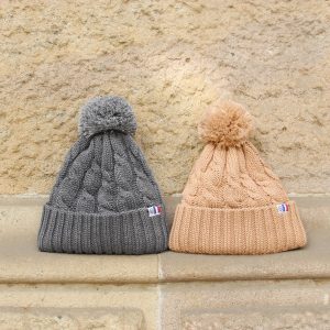 vue posee bonnet pompon laine camel jules & jenn
