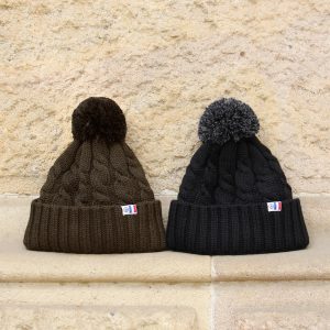 vue posee bonnet pompon laine kaki & noir jules & jenn