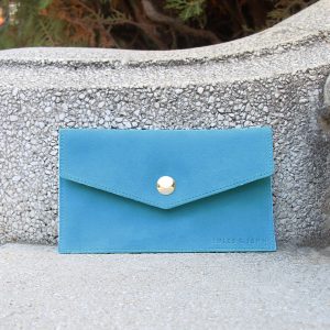 vue posee pochette enveloppe cuir daim upcycle bleu azur jules & jenn
