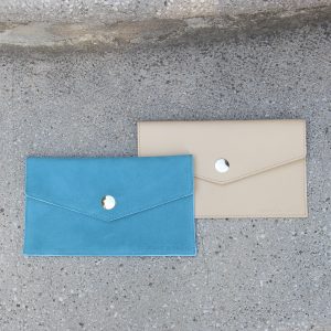 vue posee pochette enveloppe cuir daim upcycle bleu azur jules & jenn